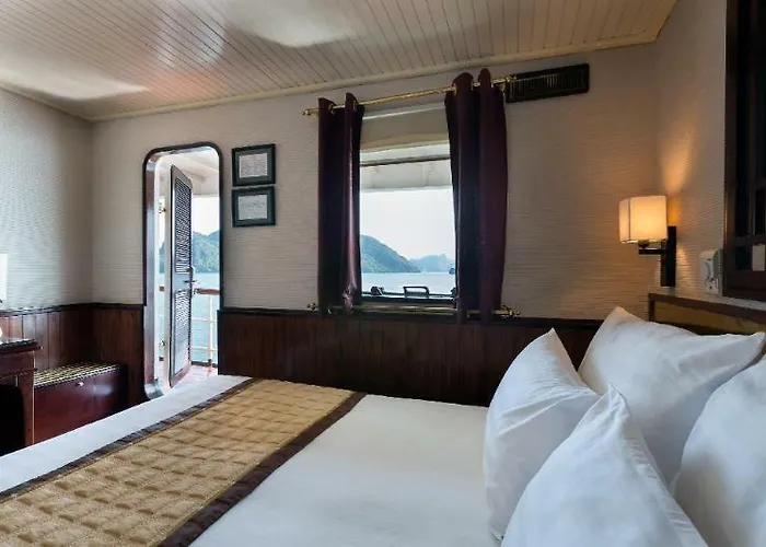 Khách sạn Emeraude Classic Cruises Hạ Long